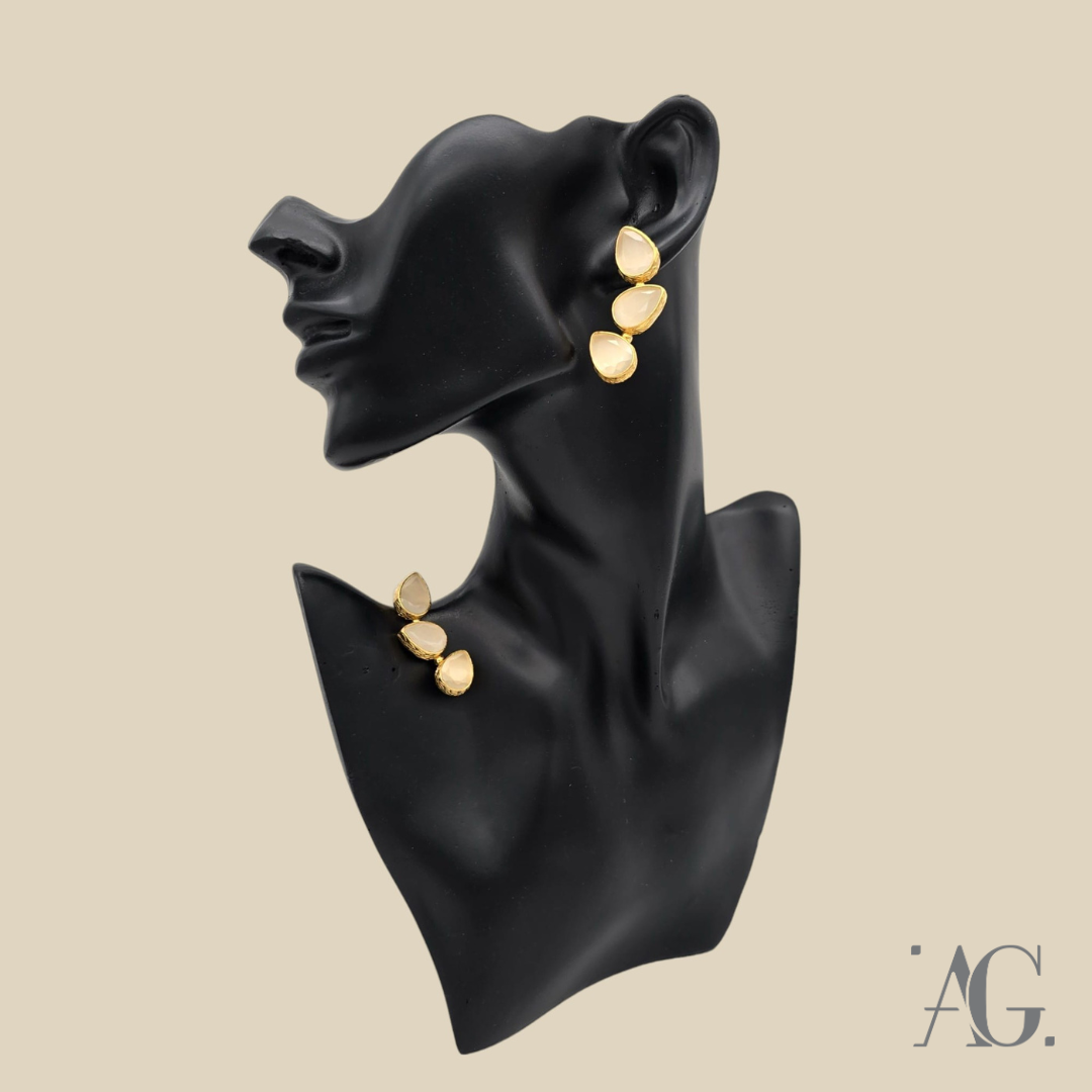 QUEEN BEIGE TRIS DROPS EARRINGS