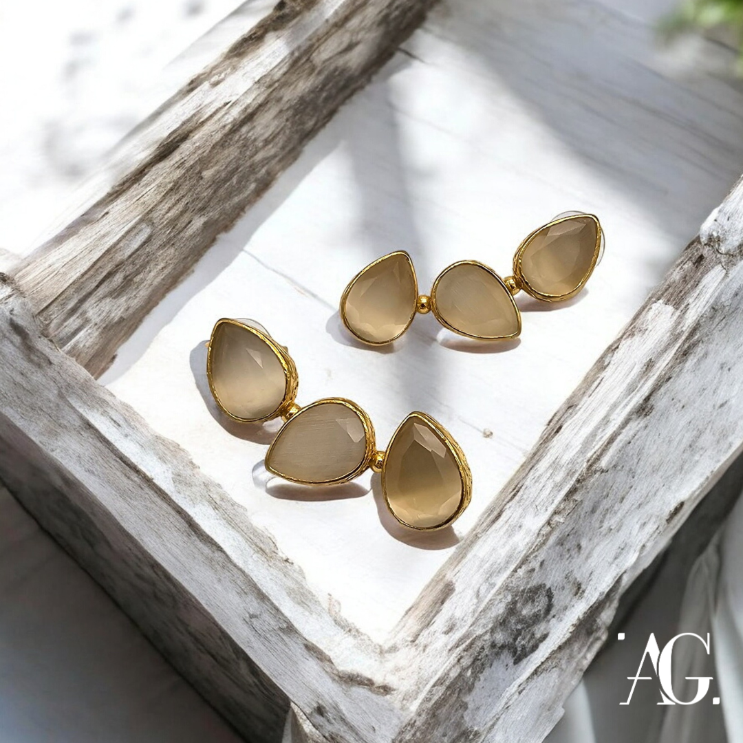 QUEEN BEIGE TRIS DROPS EARRINGS