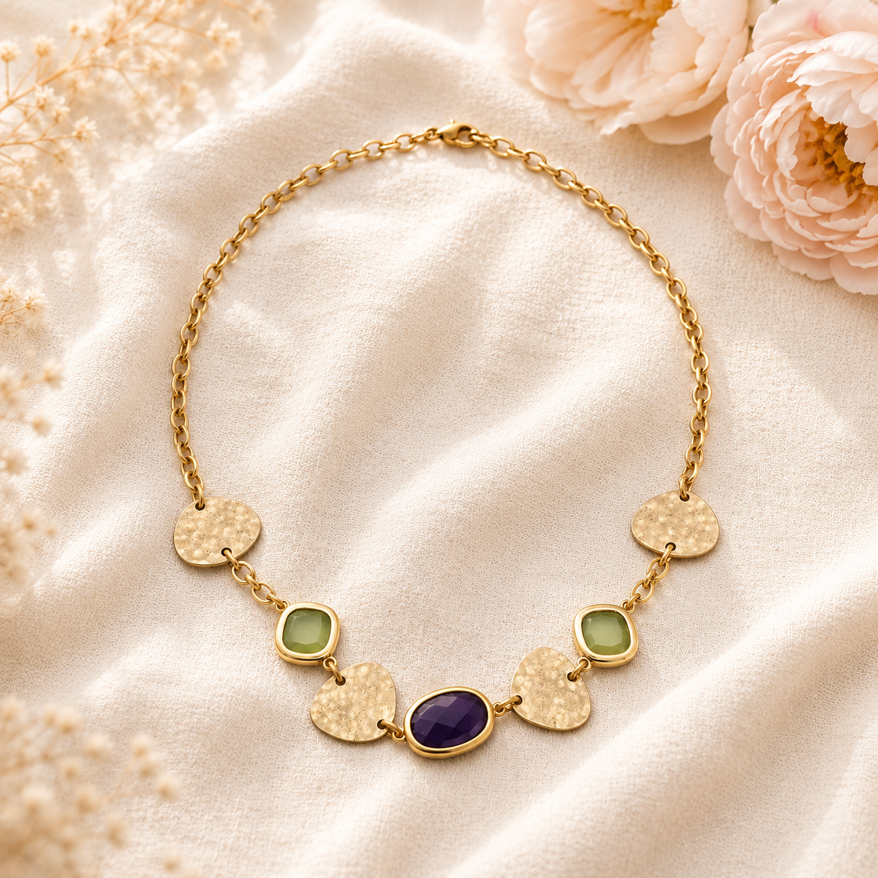 Collana Elegance Tessa con occhio di gatto verde acido e viola - vista flat lay su sfondo neutro galvanica oro nichel free AnnaGi Milano
