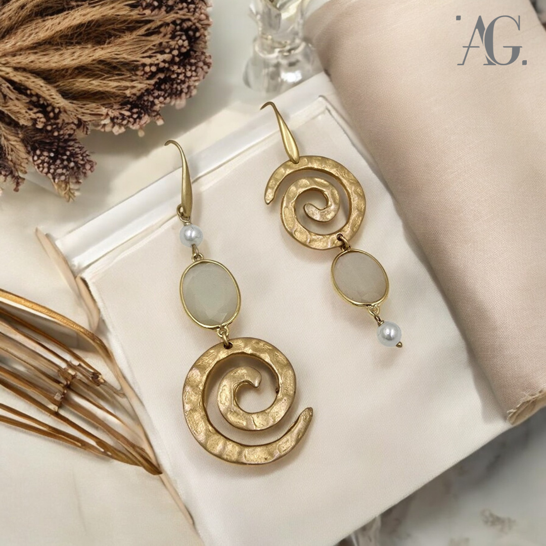 ORECCHINI UGUALI DIVERSI SPIRALI E PERLE