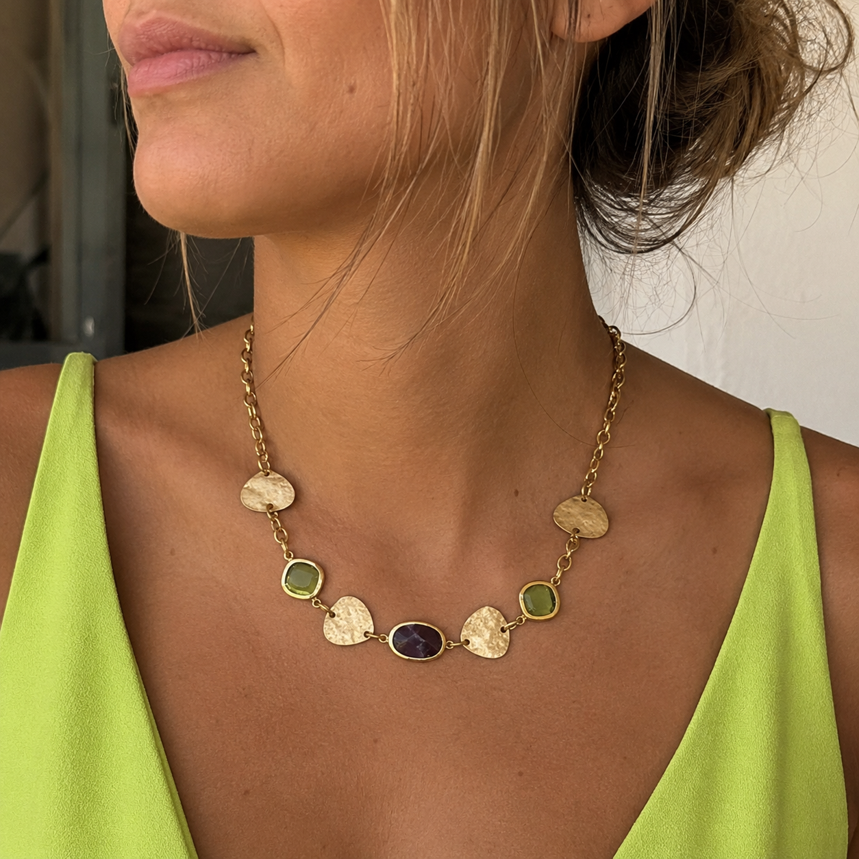 Collana Elegance Tessa con occhio di gatto verde acido e viola - vista indossata dettaglio galvanica oro nichel free AnnaGi Milano

