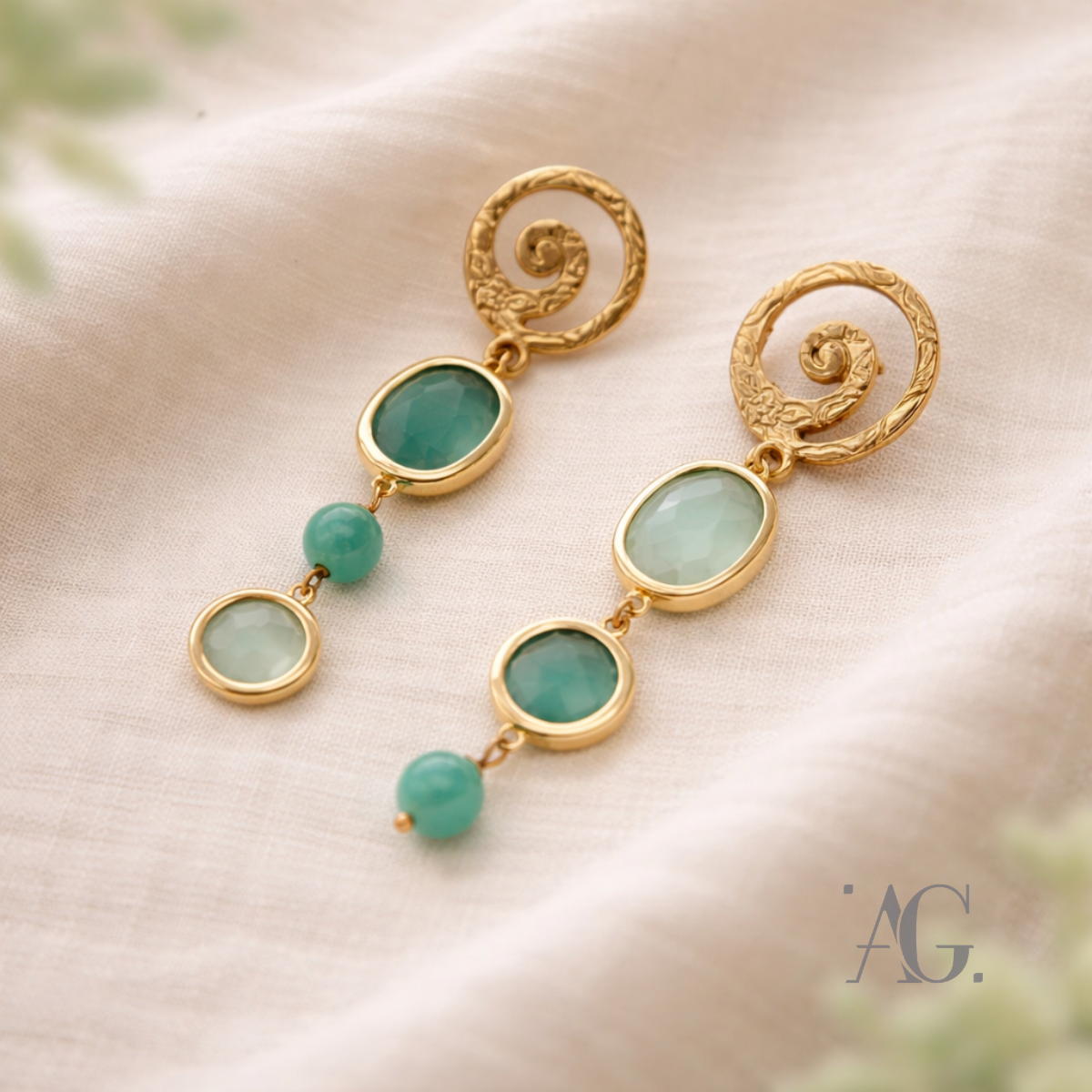 Orecchini uguali diversi verde acqua con pietre naturali - dettaglio artigianato italiano anallergico
