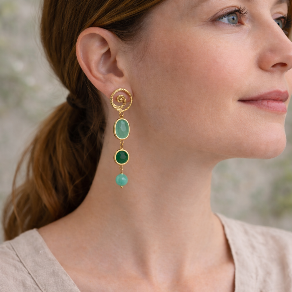 Orecchini pendenti verde acqua indossati - gioielli nichel free galvanica oro made in Italy
