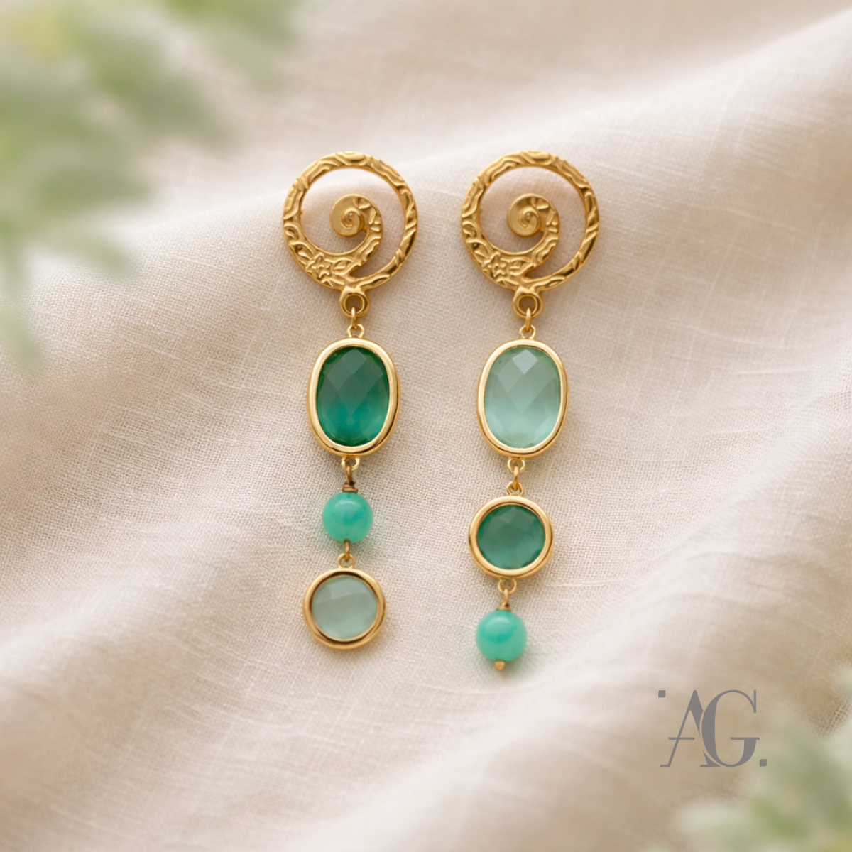 Orecchini Shirin asimmetrici verde acqua con occhio di gatto e agata - gioielli artigianali AnnaGi Milano
