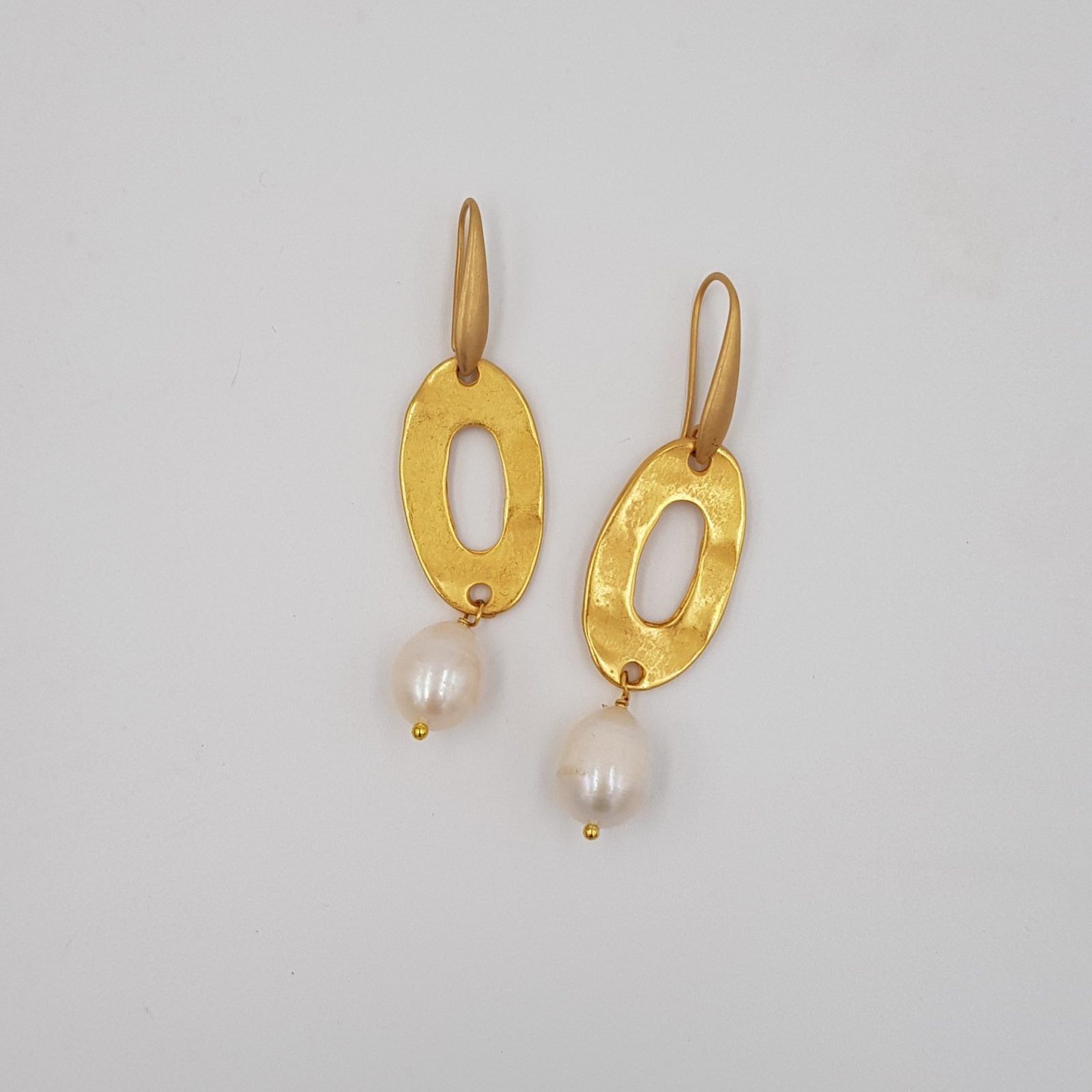 orecchini linea perle annagi milano con elemento in zama e perla di fiume